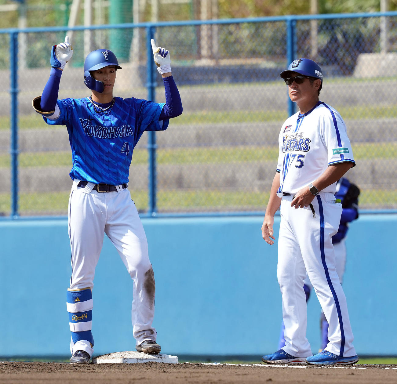紅白戦　2回表紅組1死一、二塁、中前適時打を放ちポーズを決める度会（左）（撮影・たえ見朱実）