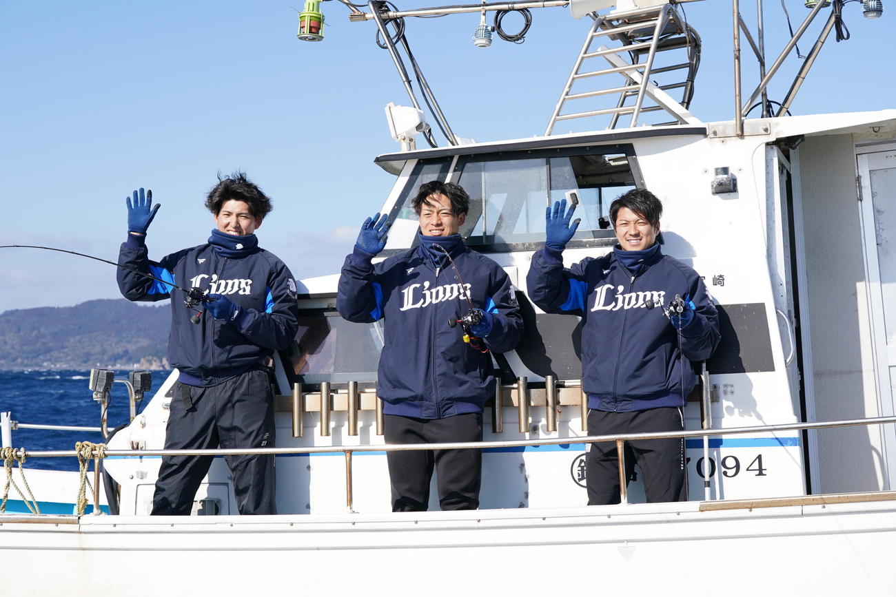 西武南郷キャンプ、キャンプはじめての休日で海釣り体験する西武新人の、左から武内、宮沢、糸川（撮影・小沢裕）