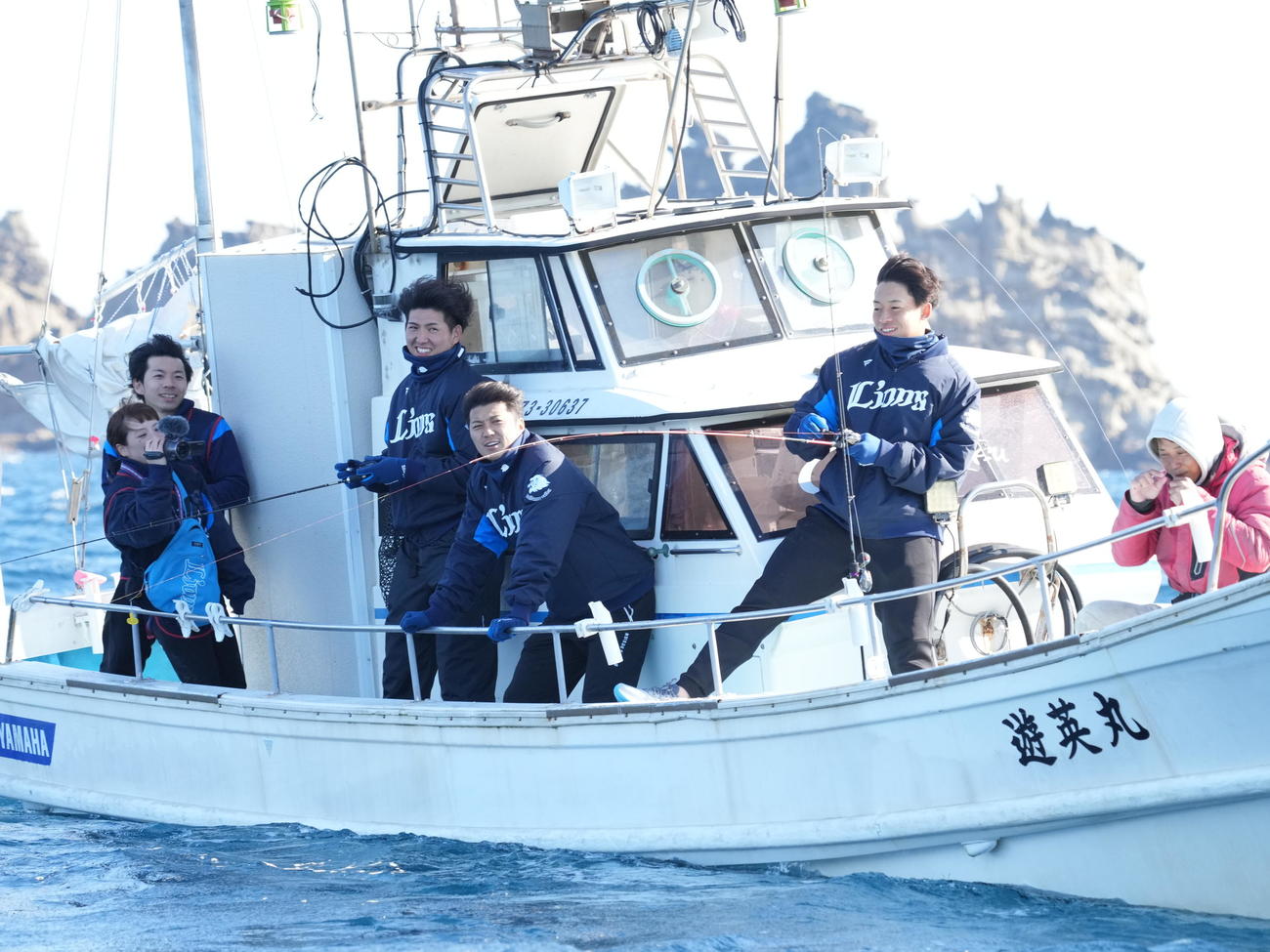 西武南郷キャンプ、キャンプはじめての休日で海釣り体験する西武新人の、左から武内、糸川、宮沢（撮影・小沢裕）