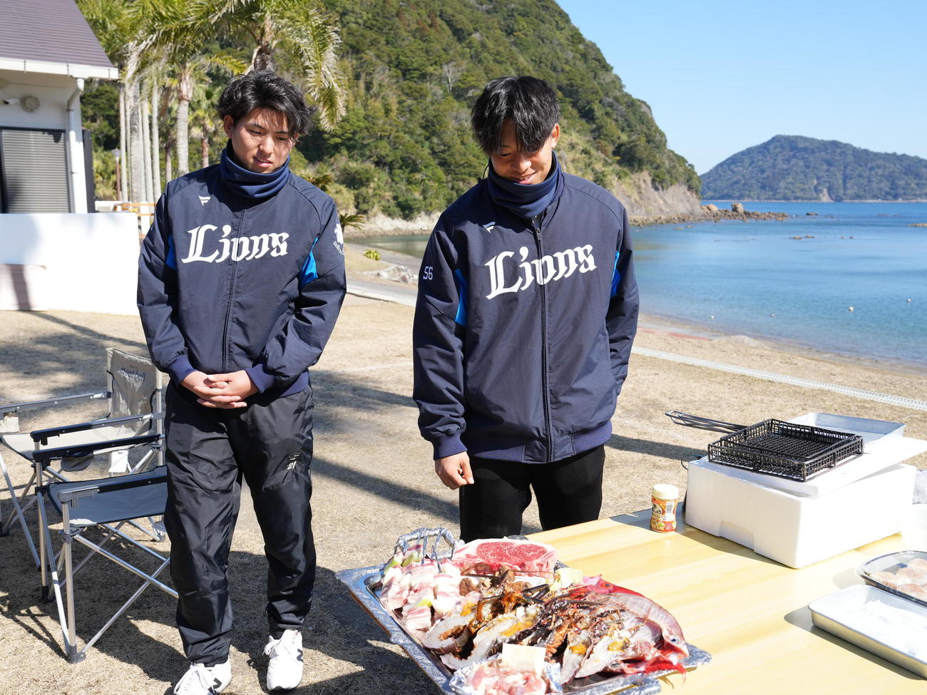西武南郷キャンプ、キャンプはじめての休日で地元で獲れた食材でバーベキュー体験する西武新人の武内（左）と宮沢（撮影・小沢裕）