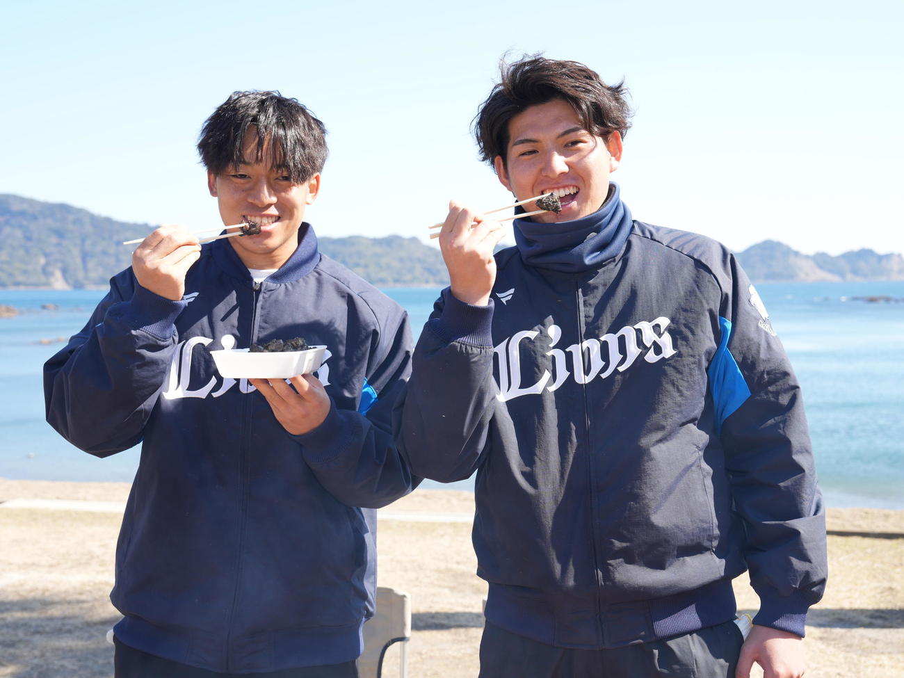 西武南郷キャンプ、キャンプはじめての休日で地元で獲れた食材でバーベキュー体験する西武新人の宮沢（左）と武内（撮影・小沢裕）