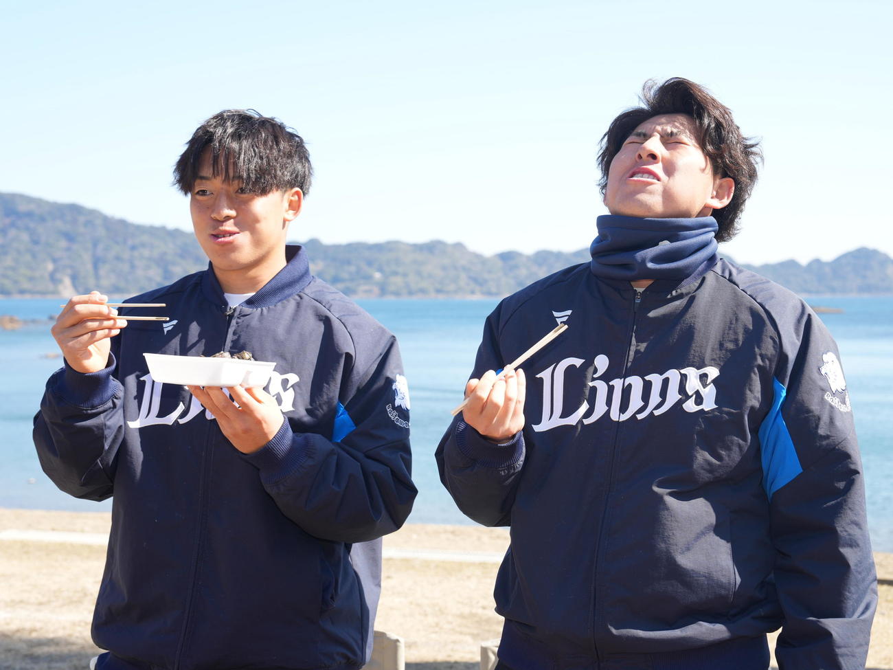 西武南郷キャンプ、キャンプはじめての休日で地元で獲れた食材でバーベキュー体験する西武新人の宮沢（左）と武内（撮影・小沢裕）