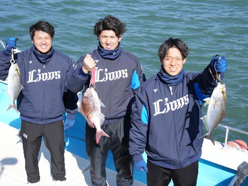 西武南郷キャンプ、キャンプはじめての休日で海釣り体験を終え地元で獲れた魚を披露する西武新人の、左から糸川、武内、宮沢（撮影・小沢裕）