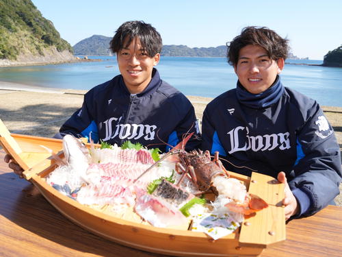 西武南郷キャンプ、キャンプはじめての休日で地元の海産物をいただく西武新人の宮沢（左）と武内（撮影・小沢裕）