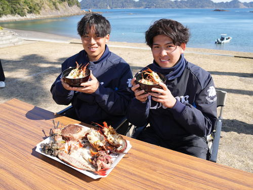 西武南郷キャンプ、キャンプはじめての休日で地元の海産物をいただく西武新人の宮沢（左）と武内（撮影・小沢裕）
