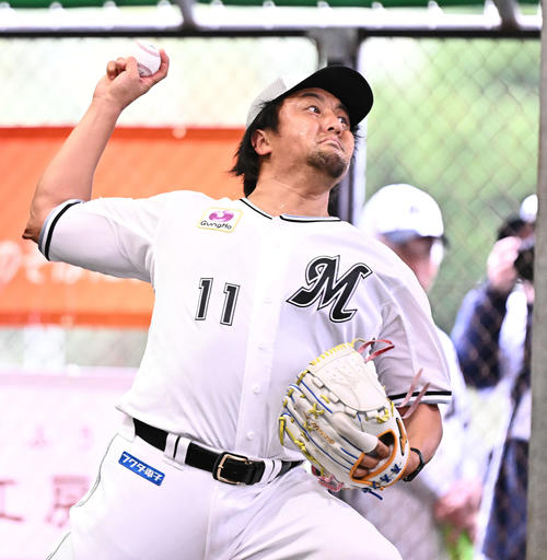 ブルペンで投球練習するロッテ沢村（撮影・滝沢徹郎）