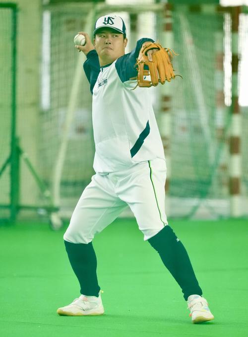 別メニューでトレーニングをするヤクルト村上
（撮影・横山健太）