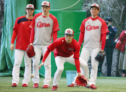 1軍に合流し、ノックを受ける広島ドラフト1位の常広。後ろは左から大道、ドラフト3位の滝田、栗林（撮影・加藤孝規）