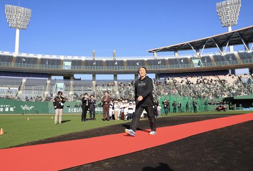 巨人の臨時コーチとしてレッドカーペットが敷かれたひなたサンマリンスタジアムに入る松井秀喜氏(撮影・浅見桂子)