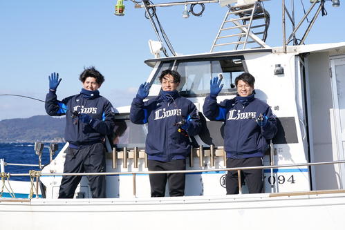 西武南郷キャンプ、キャンプはじめての休日で海釣り体験する西武新人の、左から武内、宮沢、糸川（撮影・小沢裕）