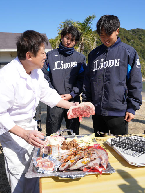 西武南郷キャンプ、キャンプはじめての休日で地元で獲れた食材でバーベキュー体験する西武新人の武内（中央左）と宮沢（撮影・小沢裕）