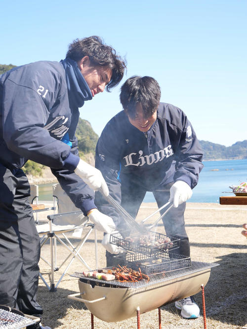 西武南郷キャンプ、キャンプはじめての休日で地元で獲れた食材でバーベキュー体験する西武新人の武内（左）と宮沢（撮影・小沢裕）