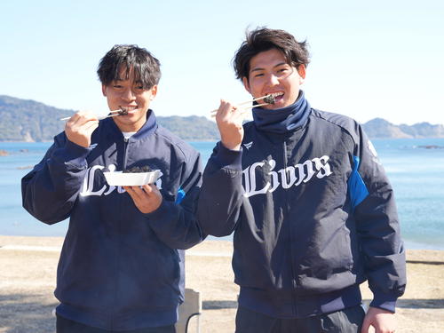 西武南郷キャンプ、キャンプはじめての休日で地元で獲れた食材でバーベキュー体験する西武新人の宮沢（左）と武内（撮影・小沢裕）