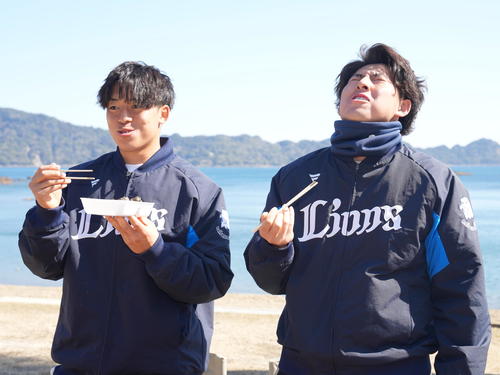 西武南郷キャンプ、キャンプはじめての休日で地元で獲れた食材でバーベキュー体験する西武新人の宮沢（左）と武内（撮影・小沢裕）