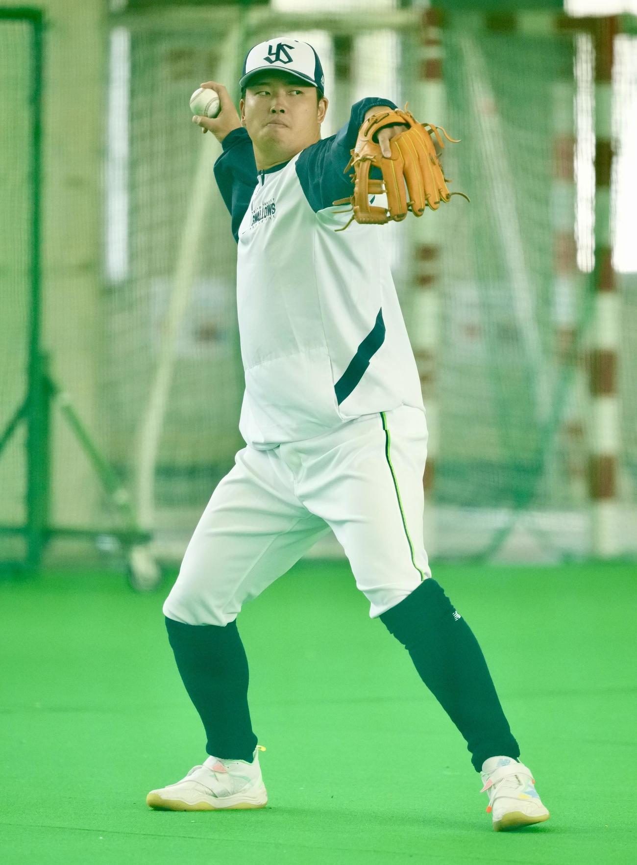 別メニューでトレーニングをするヤクルト村上（撮影・横山健太）