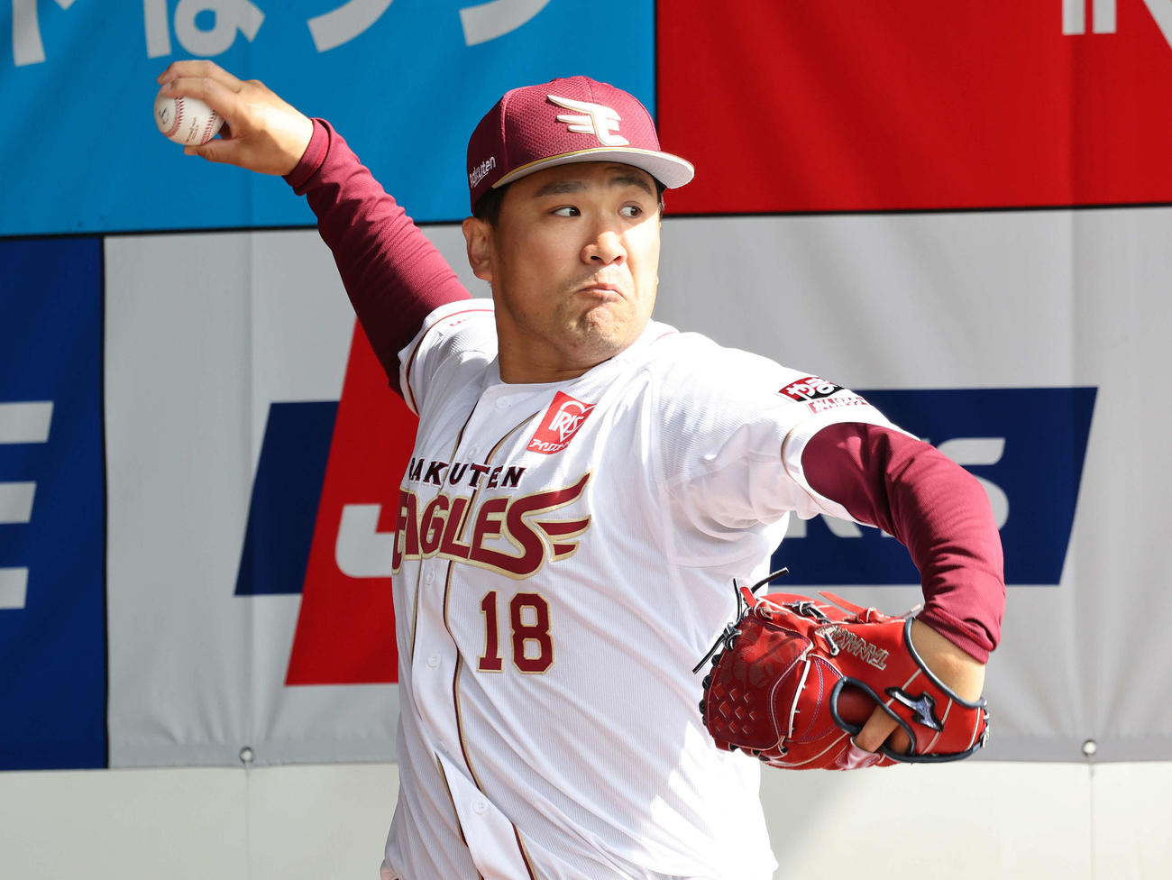 ブルペン投球する楽天田中将（撮影・鈴木正人）