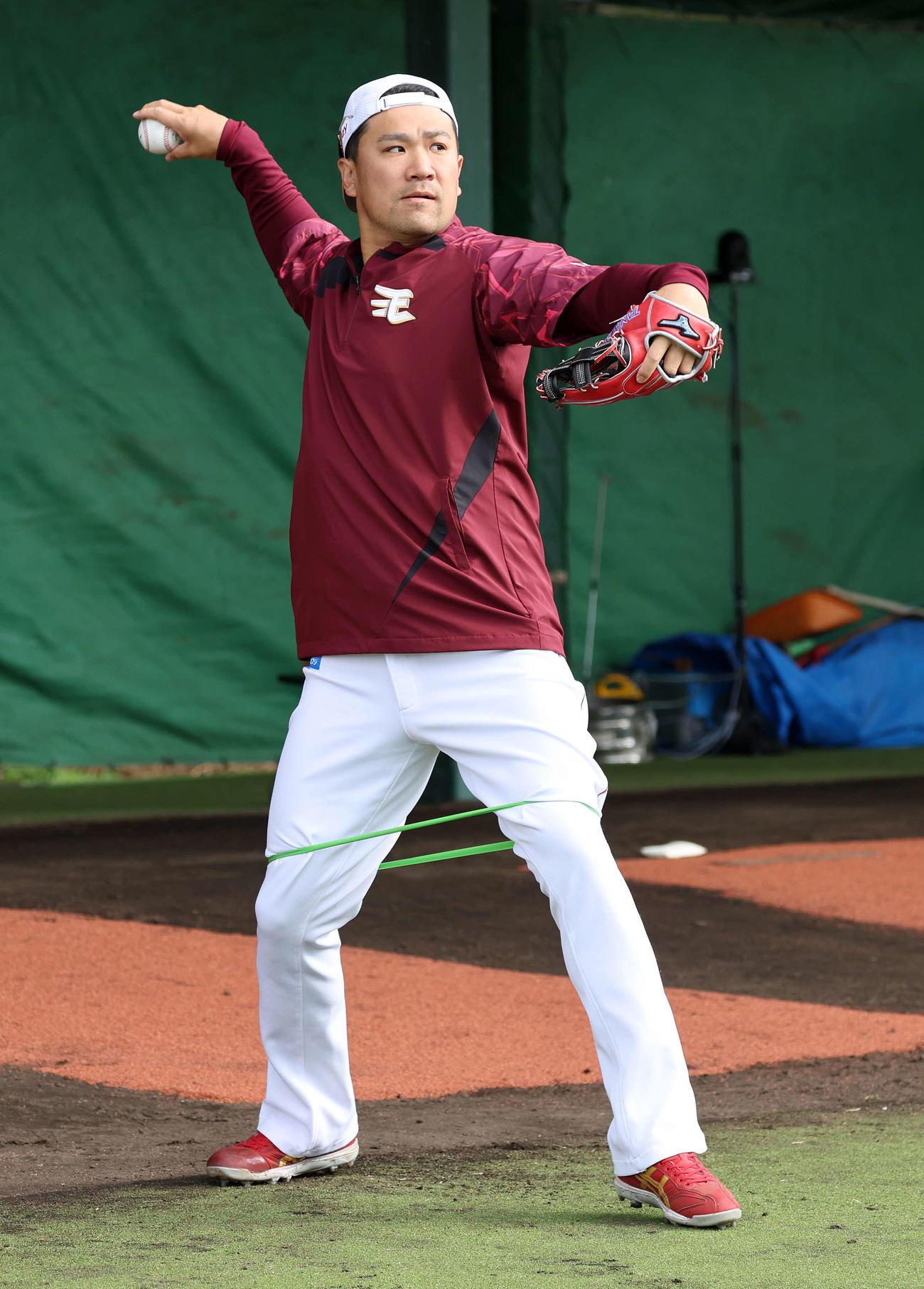足にロープを付けキャッチボールする楽天田中将（撮影・鈴木正人）