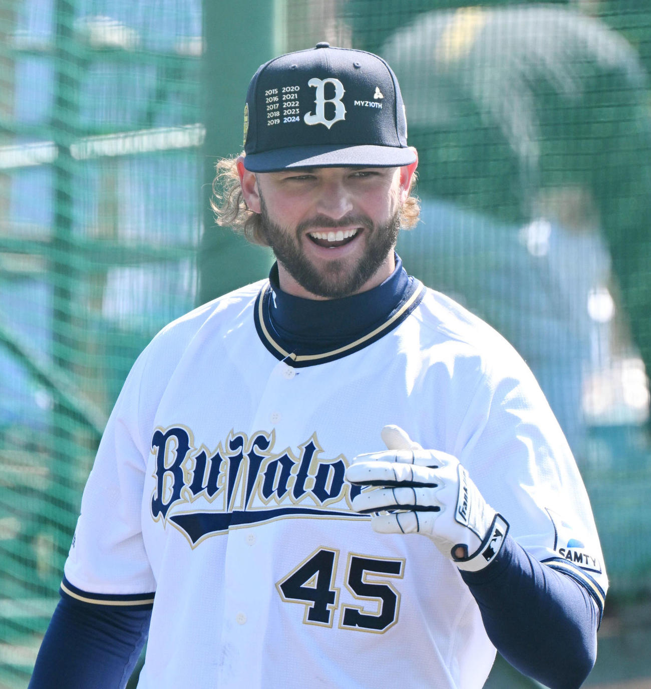 フリー打撃後、笑顔を見せるオリックス・トーマス（撮影・和賀正仁）