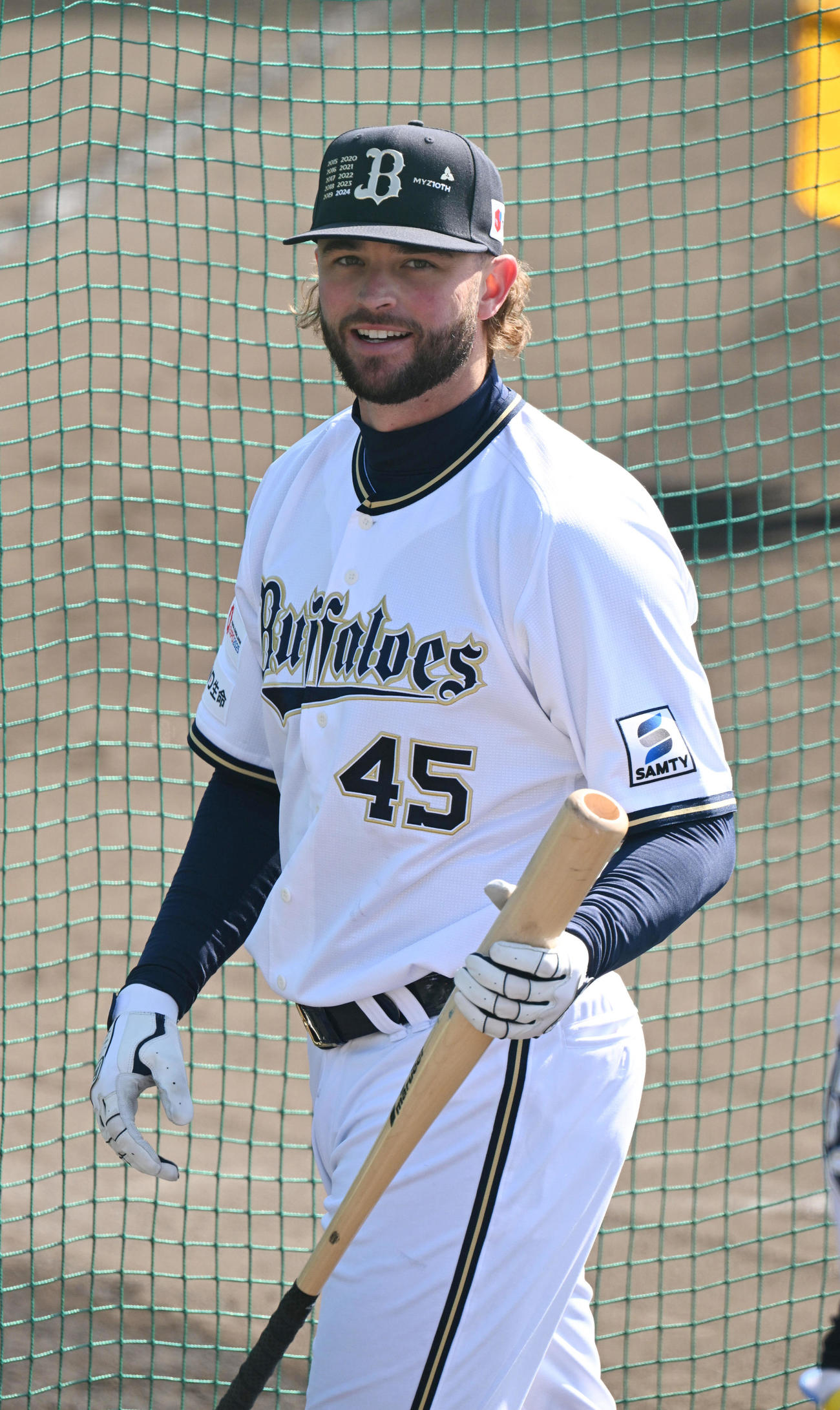 フリー打撃後、笑顔を見せるオリックス・トーマス（撮影・和賀正仁）