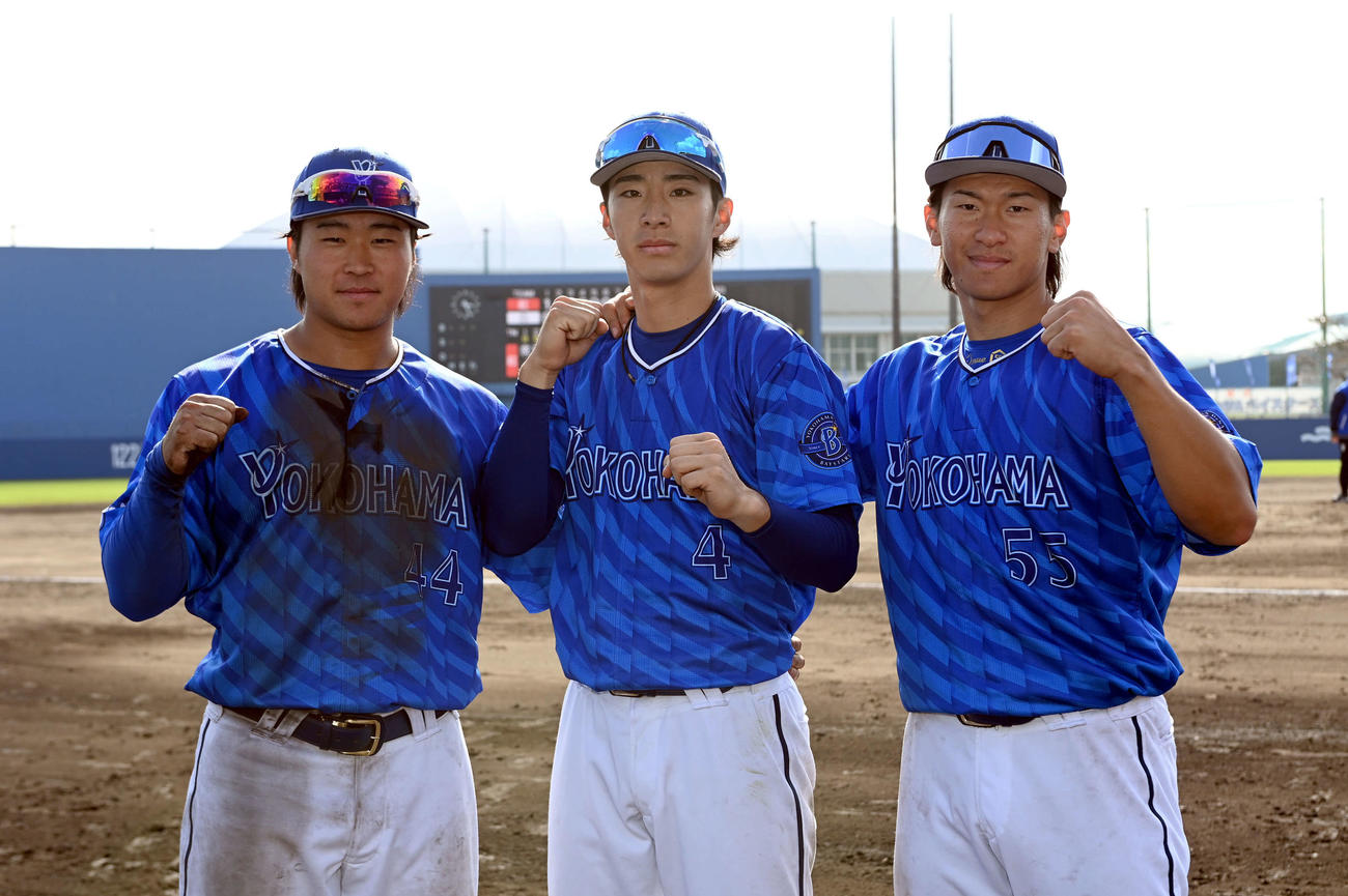 紅組で先発し活躍したDeNAルーキー3人。左から石上、度会、井上（撮影・たえ見朱実）