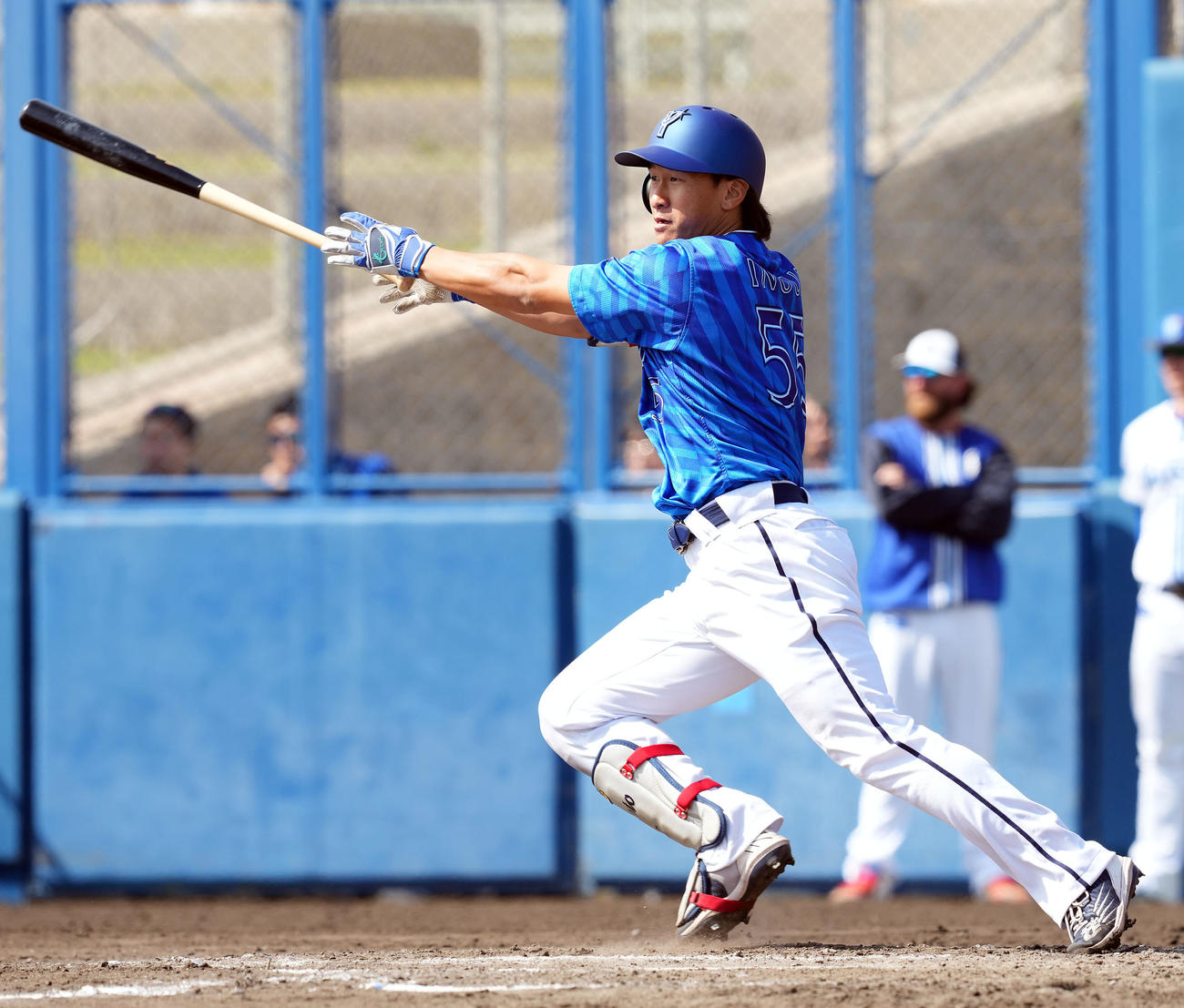 紅白戦　4回表紅組無視二塁、左前打を放つ井上（撮影・たえ見朱実）