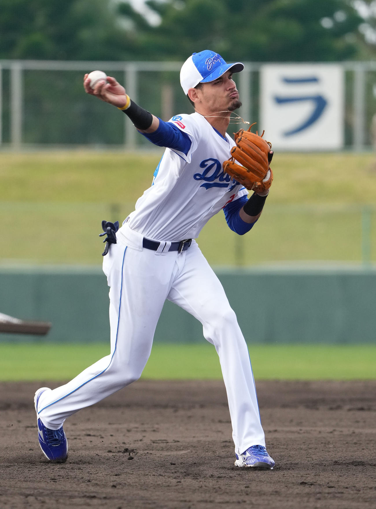 1軍キャンプに参加しノックを受けるロドリゲス（撮影・森本幸一）