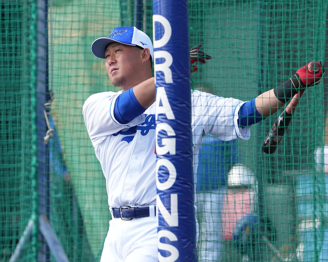 今キャンプ初の特打を行う中田（撮影・森本幸一）
