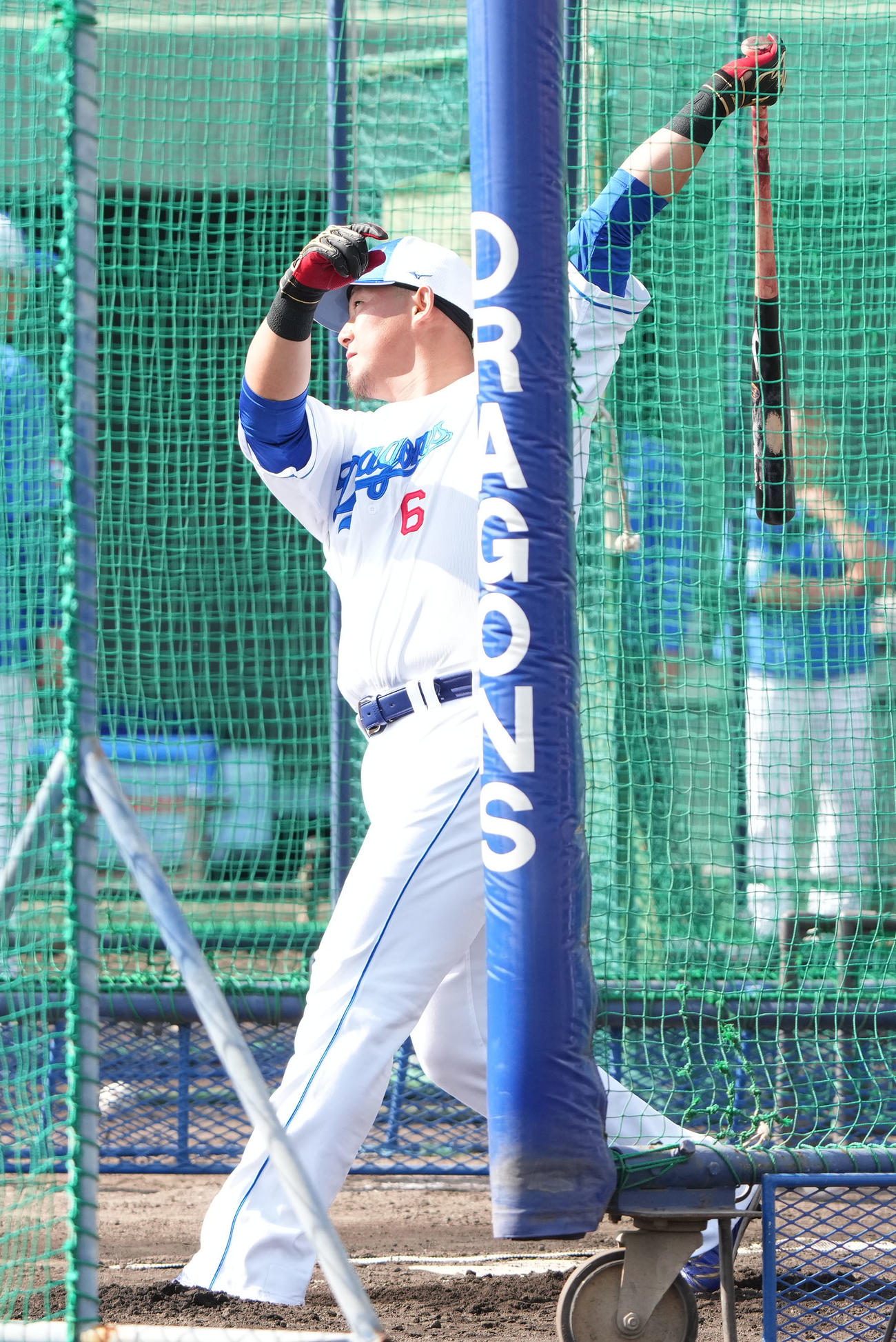 今キャンプ初の特打を行う中田（撮影・森本幸一）