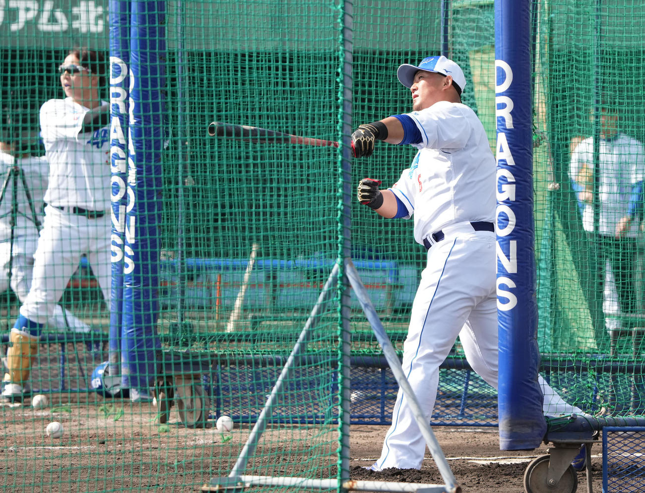 今キャンプ初の特打を行う中田（右）（撮影・森本幸一）