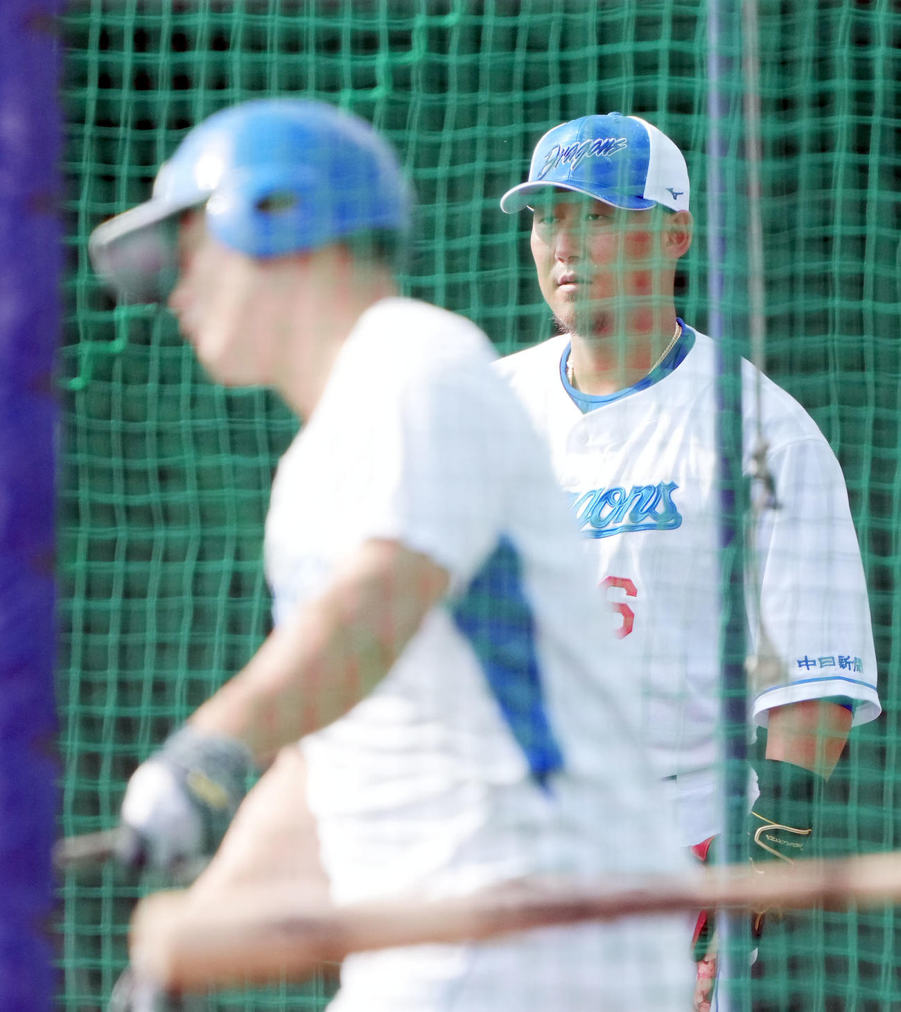 特打を行う細川を見つめる中田（右）（撮影・森本幸一）
