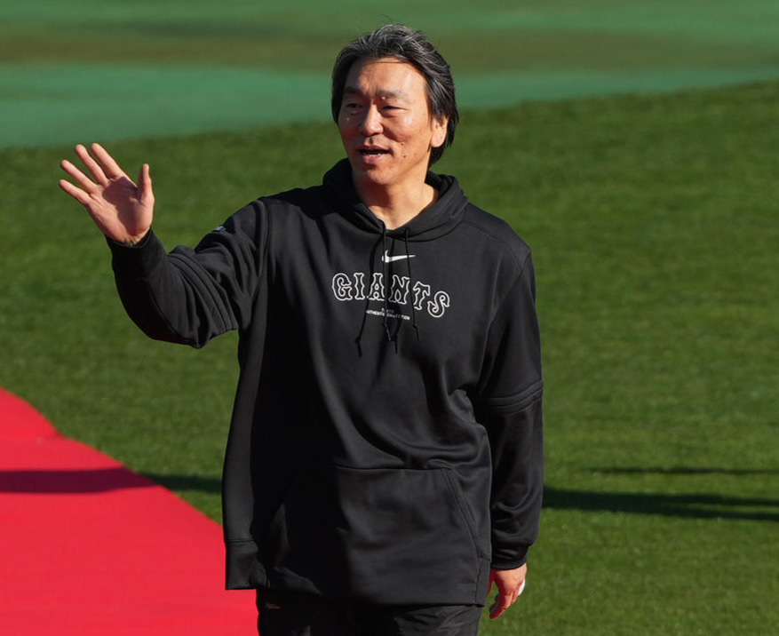 レッドカーペットを手を振りながら歩く巨人松井臨時コーチ（撮影・鈴木みどり）