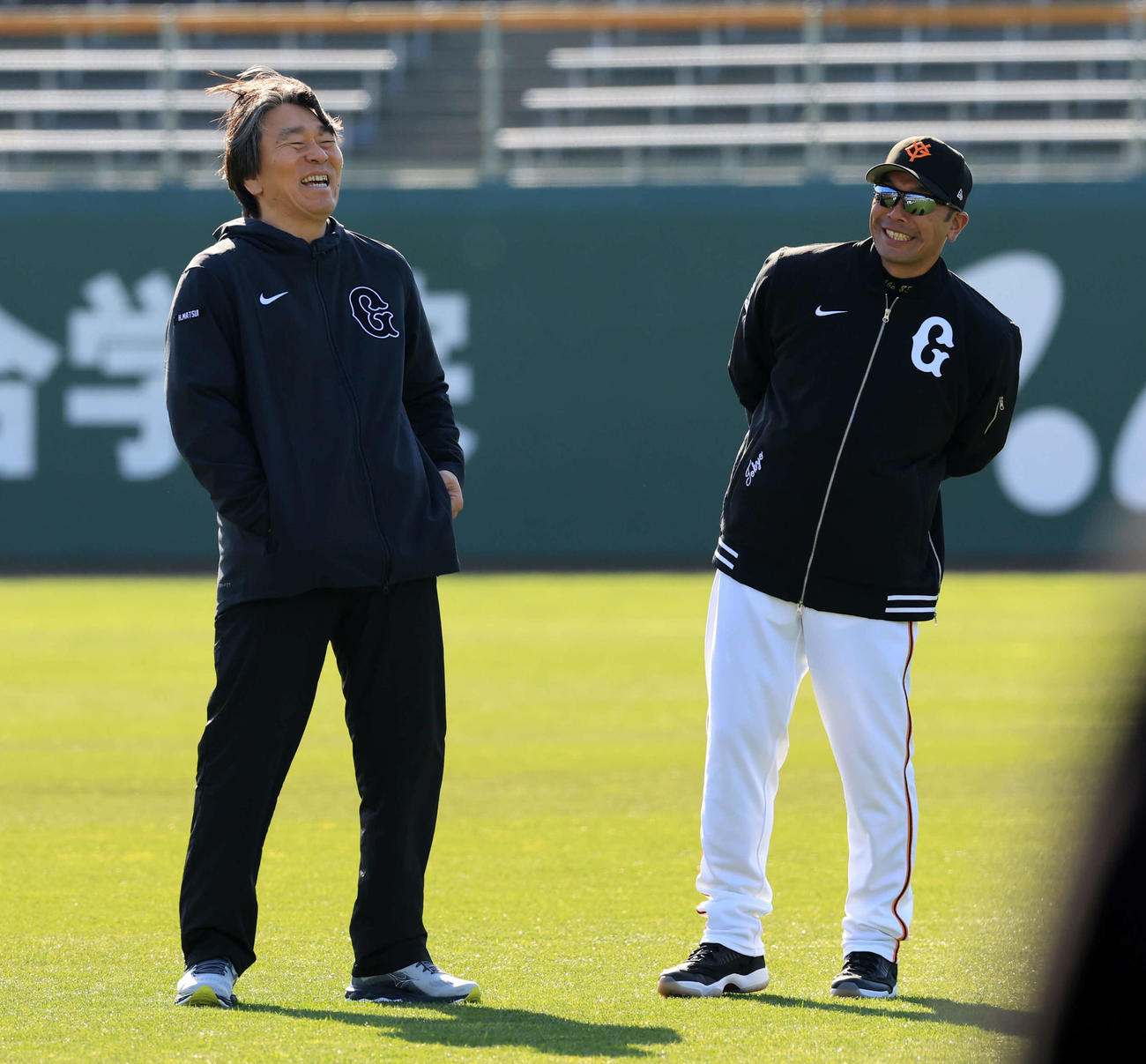 巨人の臨時コーチとして赴任した松井秀喜氏（左）は阿部監督と談笑する（撮影・浅見桂子）