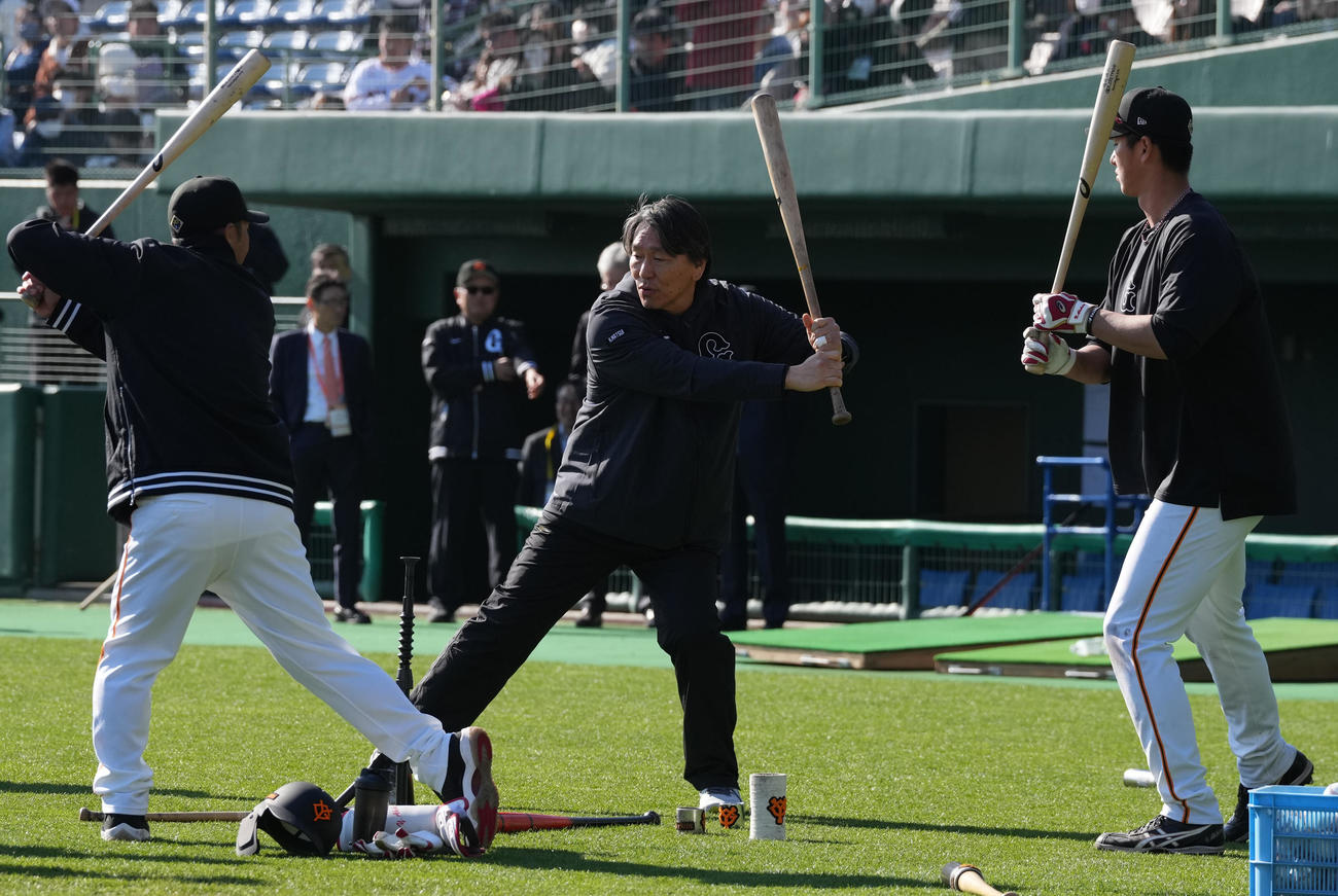 秋広（右）に打撃指導する巨人松井臨時コーチ（中央）と阿部監督（撮影・鈴木みどり）