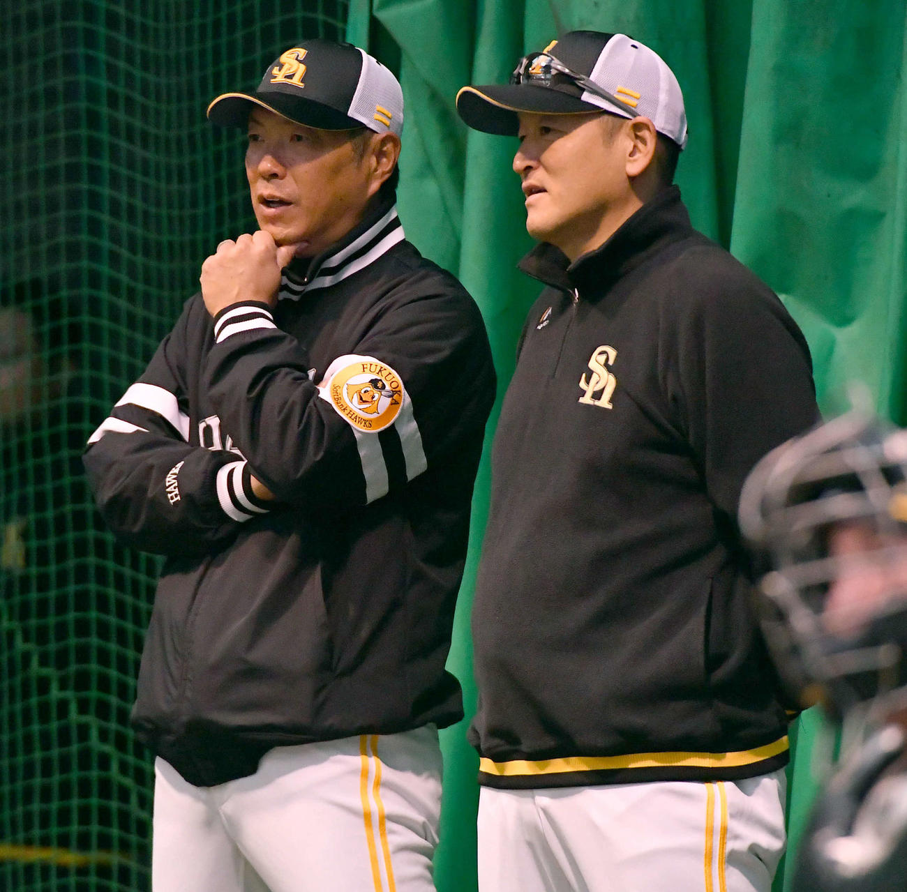 倉野投手コーチ（右）と話すソフトバンク小久保監督（2024年2月1日撮影）