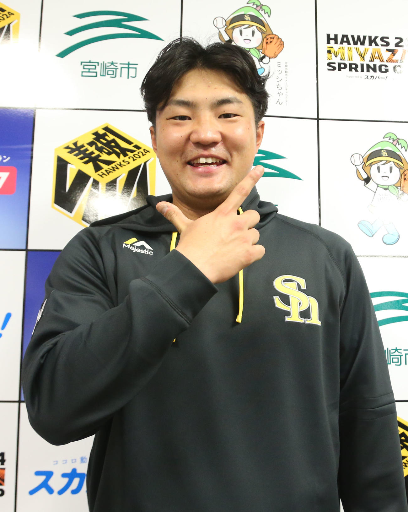 VIVAポーズを決める村田（撮影・梅根麻紀）