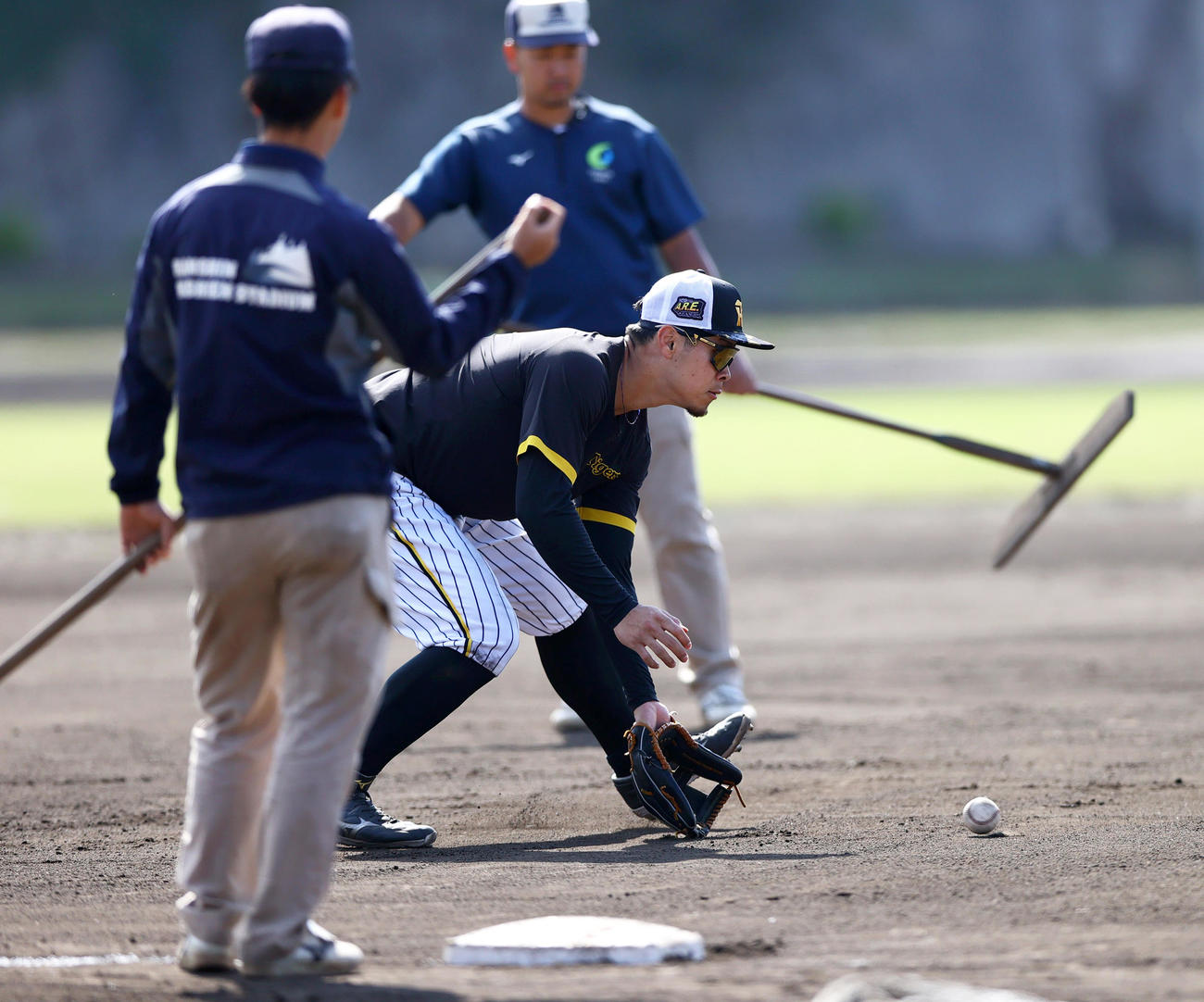 サブグラウンドで特守する阪神佐藤輝（撮影・上山淳一）