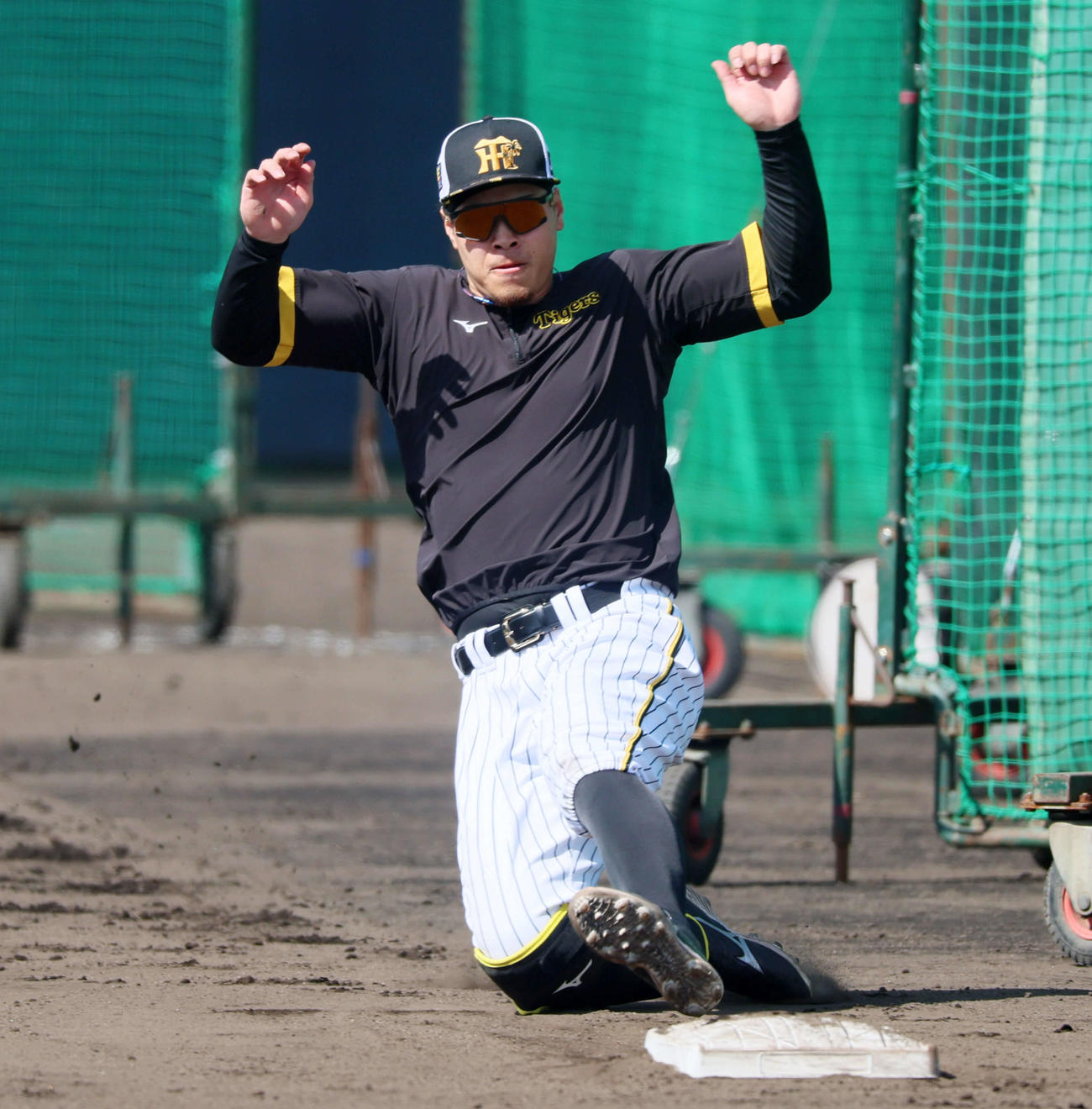 二塁へスライディングする佐藤輝（撮影・加藤哉）