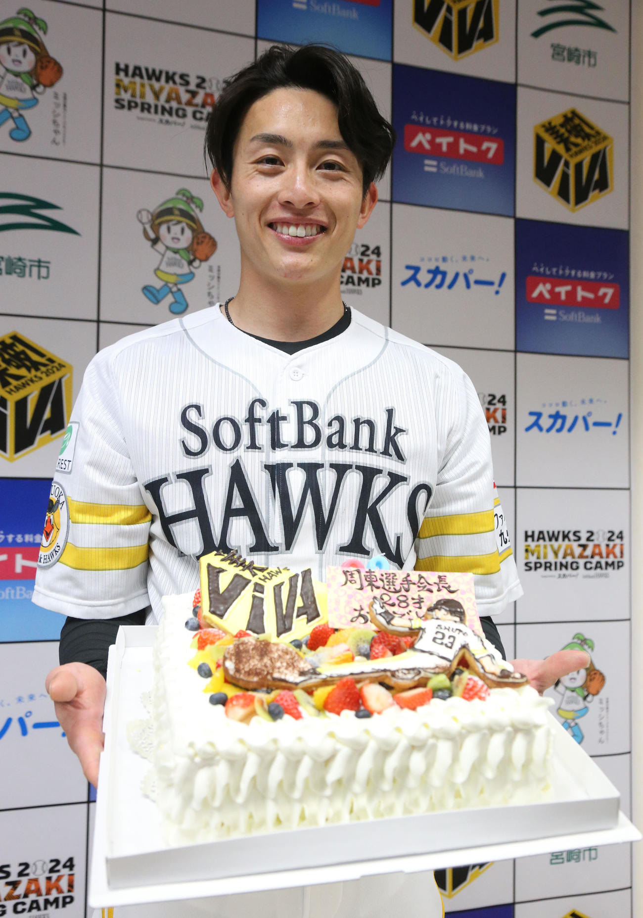 28歳の誕生日を迎えた周東は、バースデーケーキに笑顔を見せる（撮影・梅根麻紀）