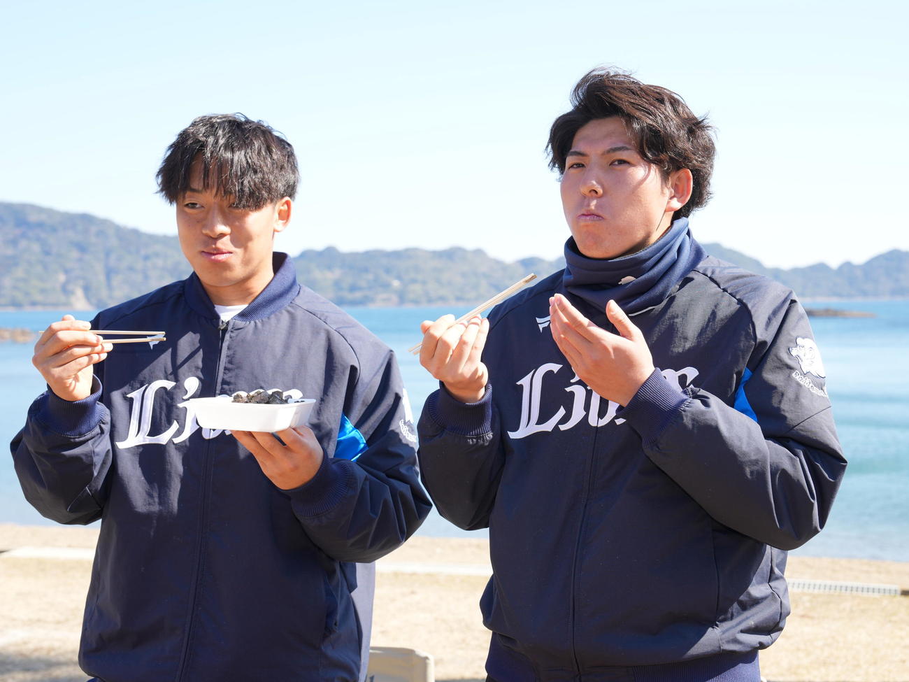 西武南郷キャンプ、キャンプはじめての休日で地元で獲れた食材でバーベキュー体験する西武新人の宮沢（左）と武内（撮影・小沢裕）