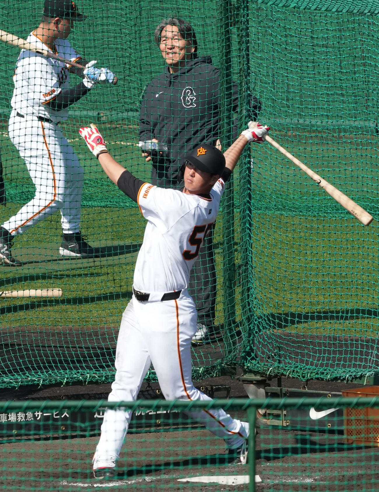 秋広のフリー打撃を見守る巨人松井臨時コーチ（撮影・鈴木みどり）