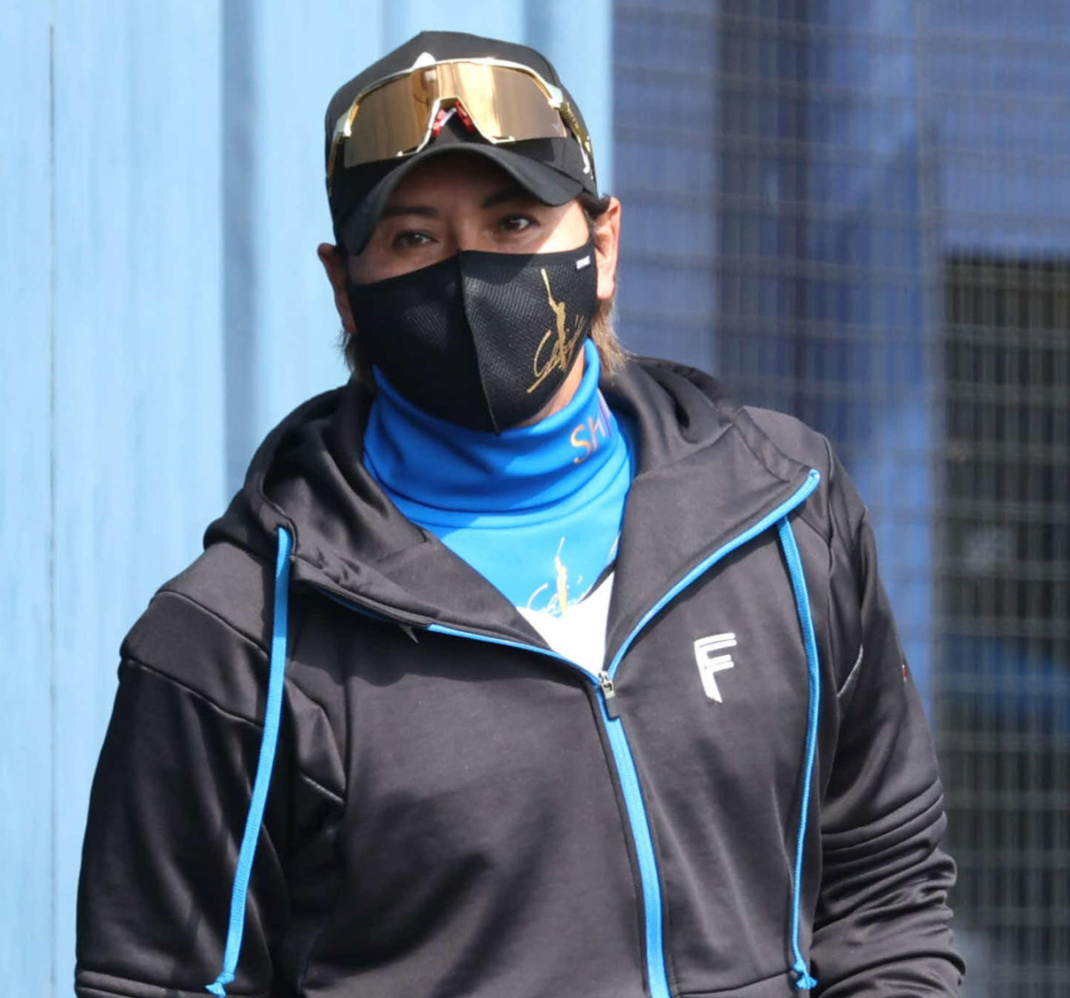 日本ハム紅白戦　試合を見つめる新庄監督（撮影・黒川智章）
