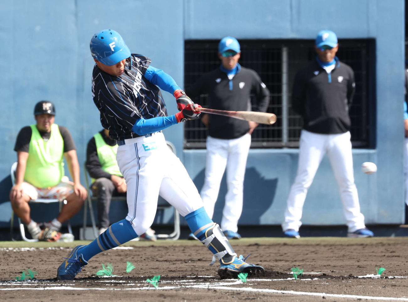 日本ハム紅白戦　1回表紅組無死二塁、遊前内野安打を放つ明瀬（撮影・黒川智章）