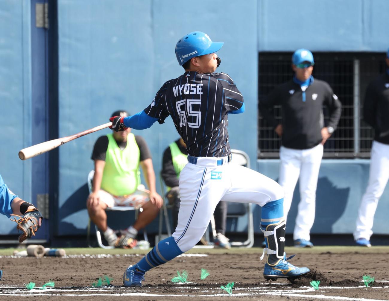 日本ハム紅白戦　1回表紅組無死二塁、遊前内野安打を放つ明瀬（撮影・黒川智章）