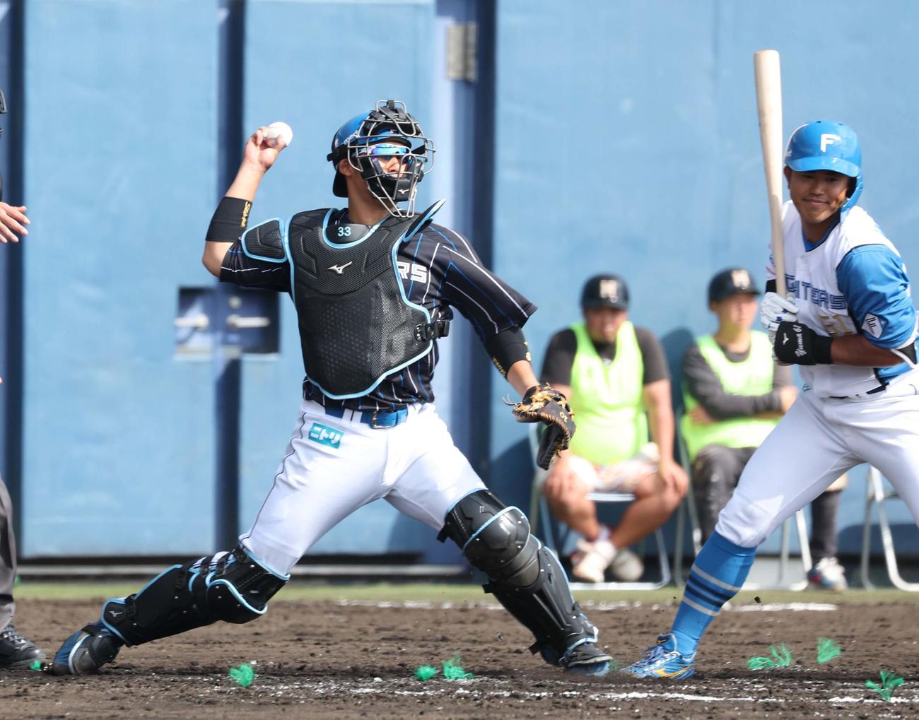 日本ハム紅白戦　3回裏白組無死一塁、五十幡の盗塁を阻止する進藤（撮影・黒川智章）