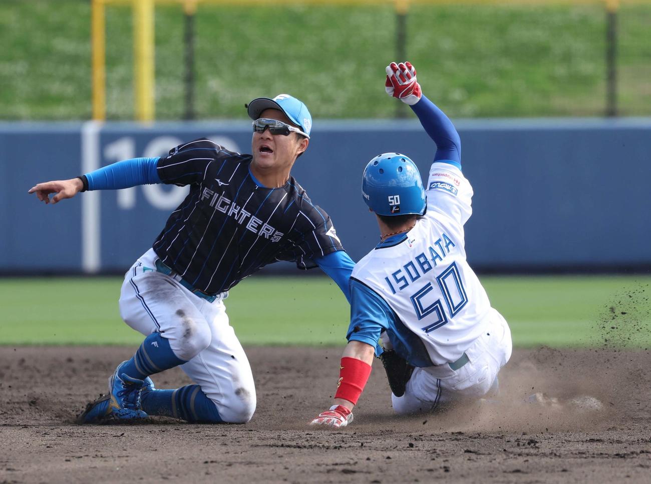 日本ハム紅白戦　3回裏白組無死一塁、五十幡の盗塁を阻止する進藤。二塁手奈良間（撮影・黒川智章）