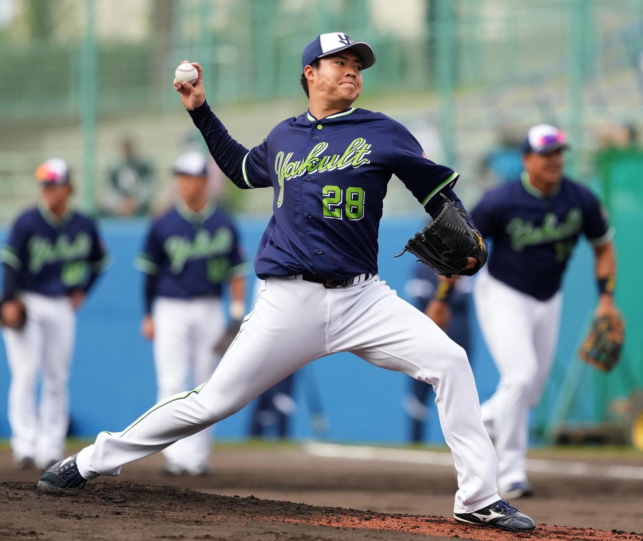 ケースノックで投球するヤクルト松本健（撮影・横山健太）