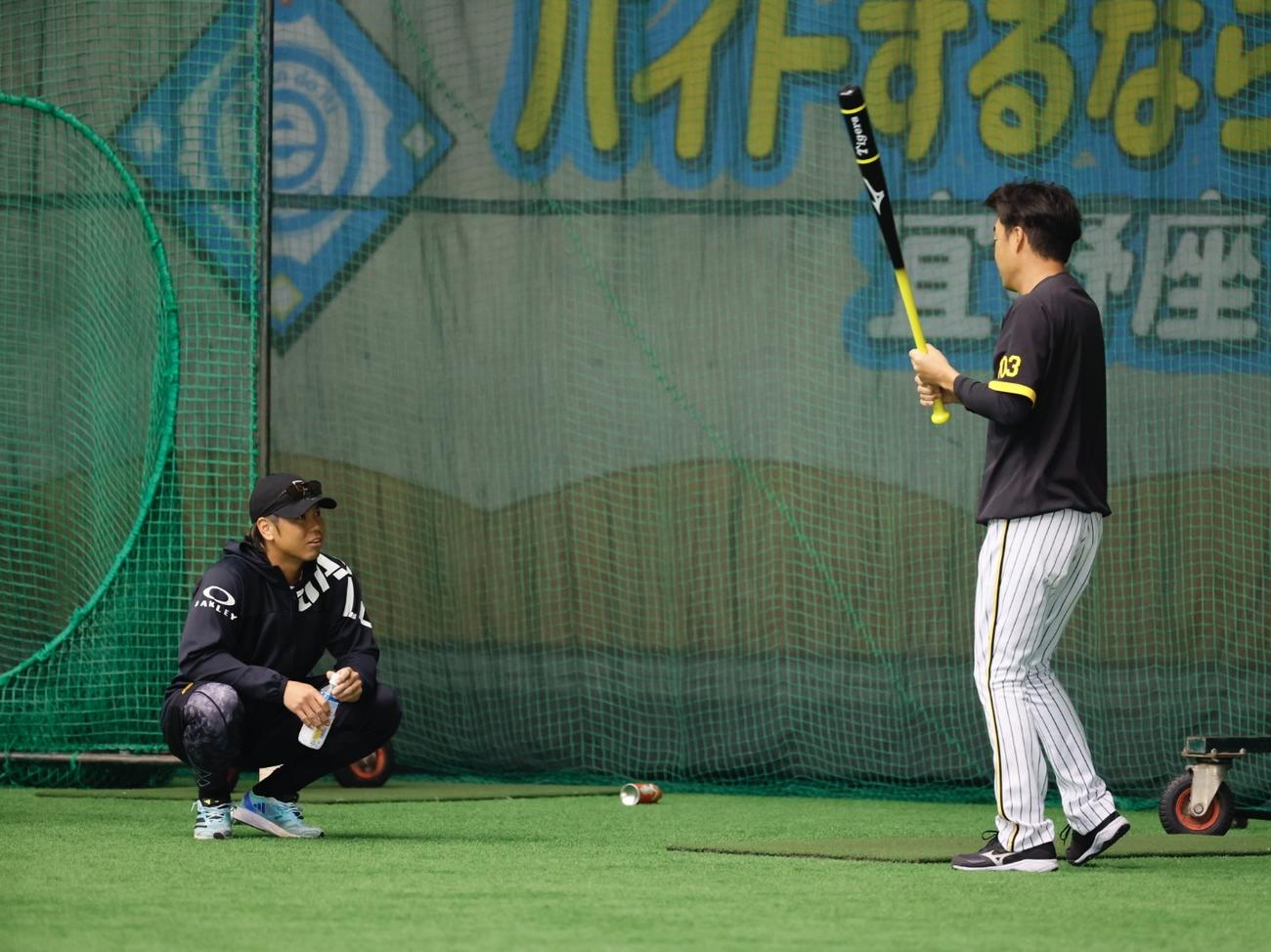 阪神春季キャンプ　スタッフと話をする梅野隆太郎（左）（撮影・藤尾明華）