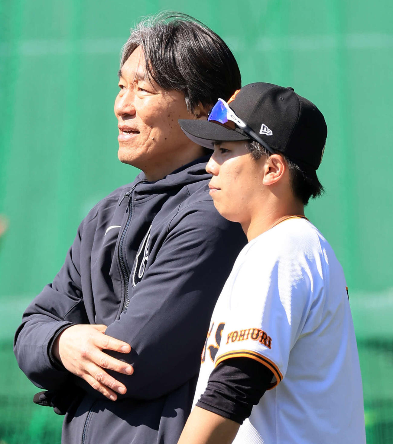 巨人門脇（手前）の質問に答える松井秀喜臨時コーチ（撮影・浅見桂子）