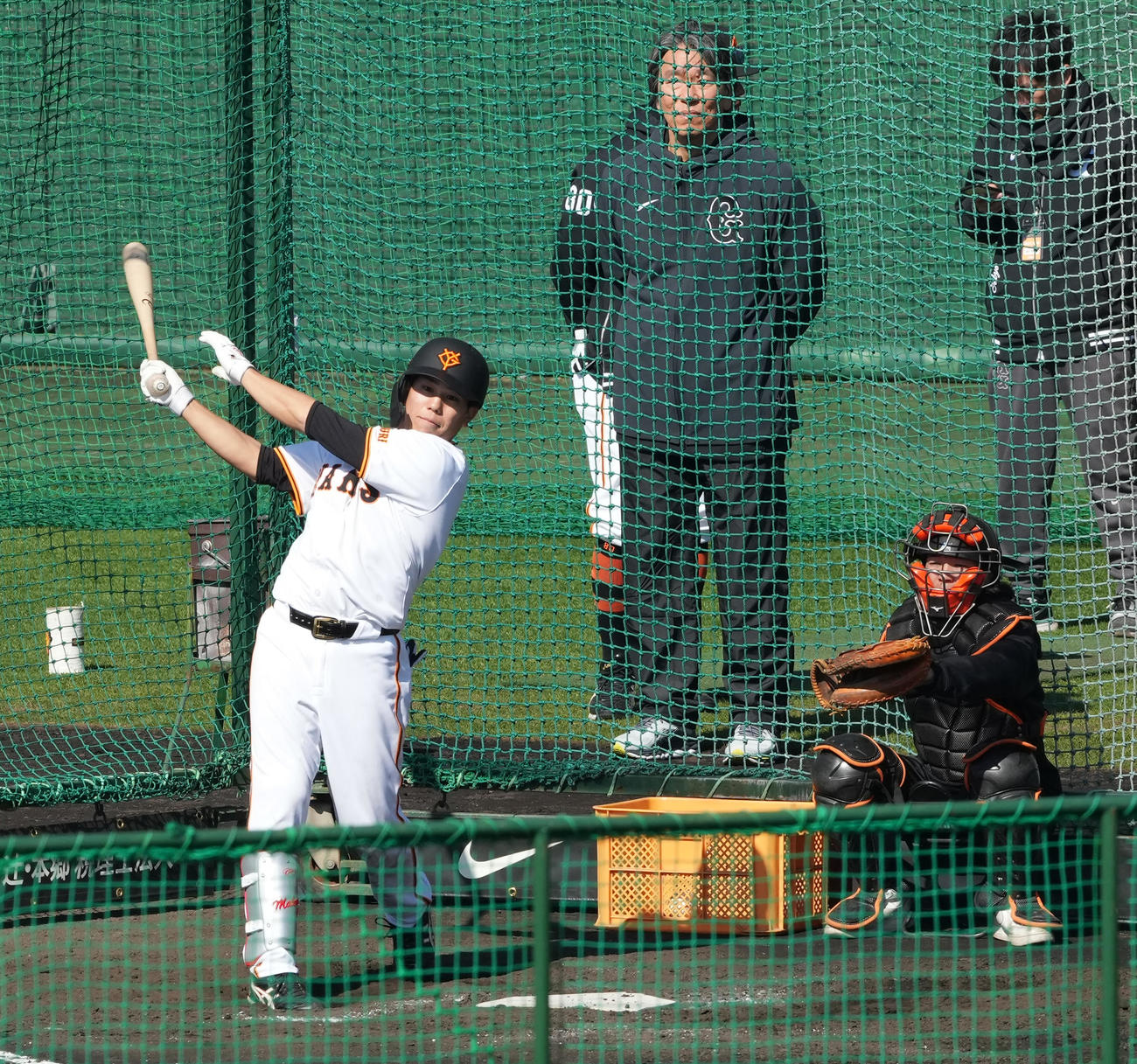 フリー打撃する巨人門脇。後ろは松井臨時コーチ（撮影・鈴木みどり）