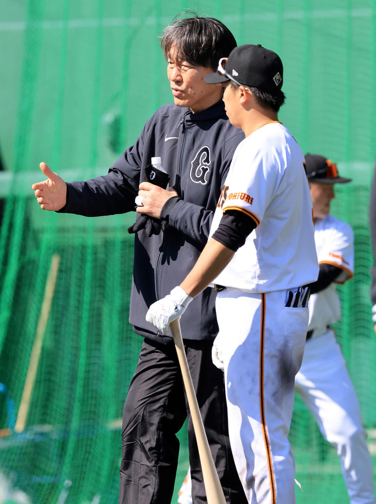 巨人門脇（手前）の質問に答える松井秀喜臨時コーチ（撮影・浅見桂子）